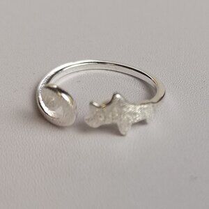 Almost new women's classic fashion silver ring